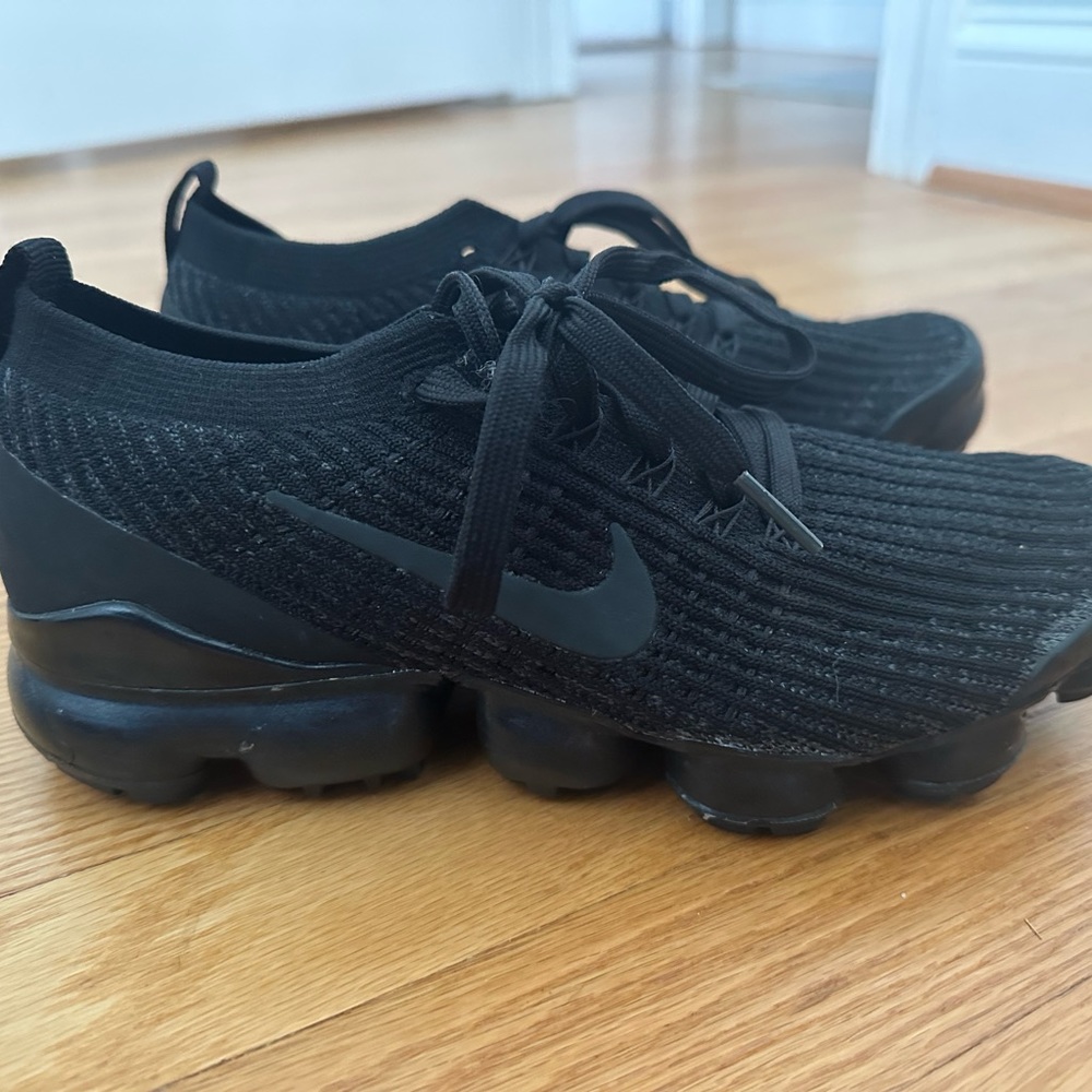 Worn twice and never worn again. Selling because I never wear them.